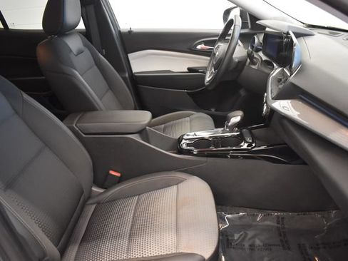 Used 2025 Chevrolet Trax LT w/ LT Convenience Package FWD image 19