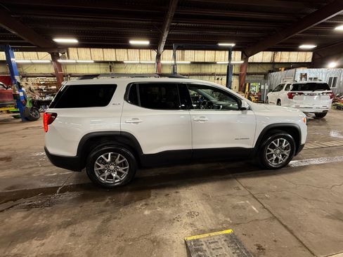 Used 2022 GMC Acadia SLT w/ LPO, Floor Liner Package image 6
