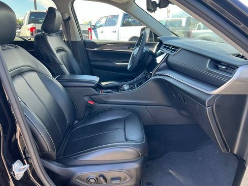 Used 2023 Jeep Grand Cherokee Limited w/ Luxury Tech Group II AWD/4WD image 15