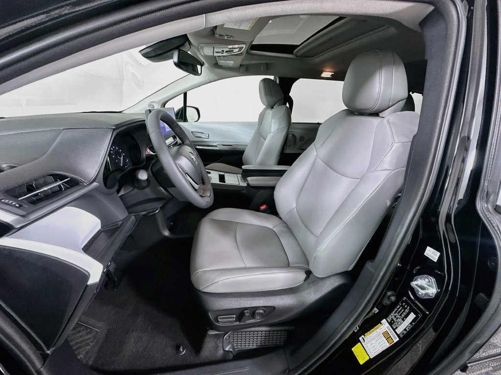 Used 2026 Toyota Sienna XLE FWD image 21