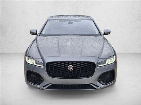 Used 2021 Jaguar XF SE RWD image 2