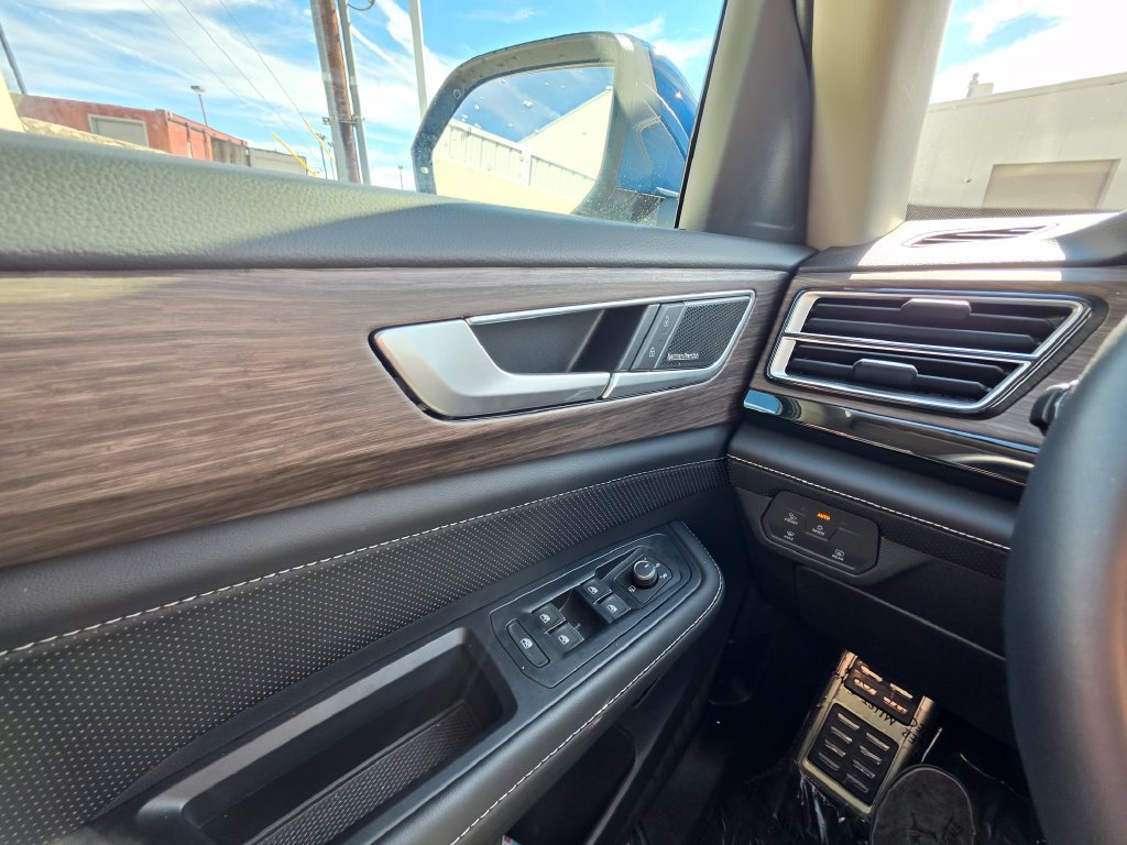 Certified 2025 Volkswagen Atlas SEL Premium R-Line AWD/4WD image 17