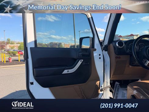 Used 2016 Jeep Wrangler Unlimited Sahara w/ Connectivity Group AWD/4WD image 19