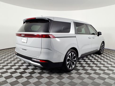 Used 2024 Kia Carnival EX FWD image 4