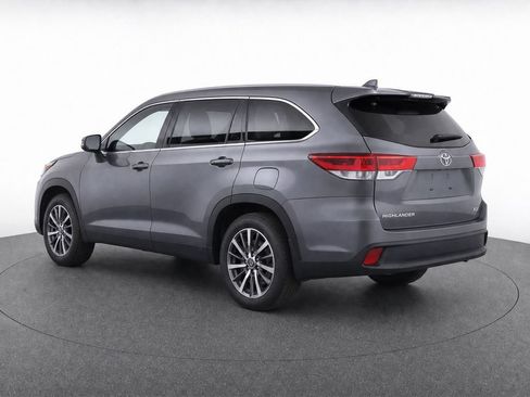 Used 2019 Toyota Highlander XLE FWD image 3