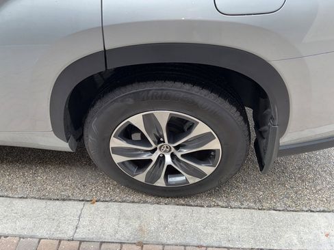 Used 2024 Toyota Highlander XLE image 14