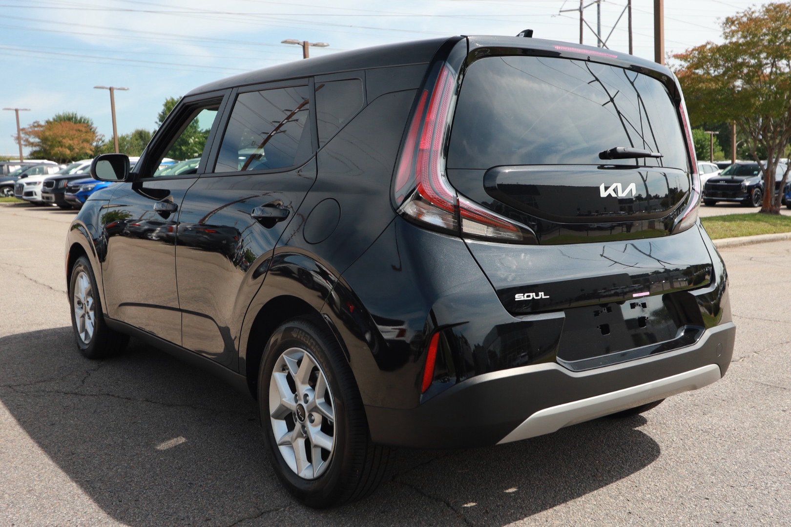 Used 2025 Kia Soul LX w/ LX Technology Package FWD image 3