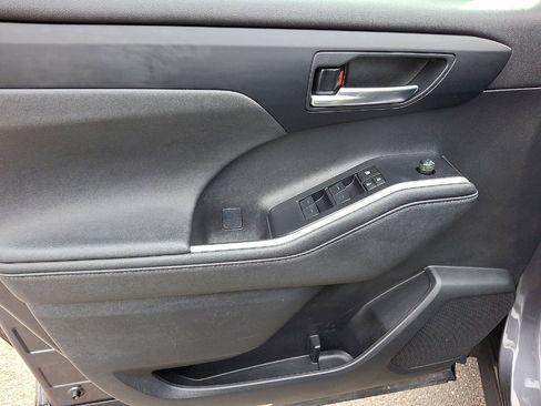 Used 2023 Toyota Highlander XLE image 10
