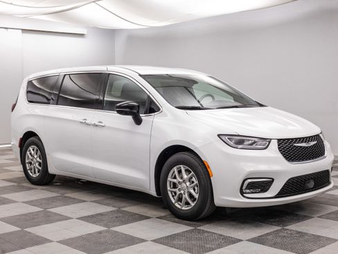 New 2026 Chrysler Pacifica Select FWD image 1