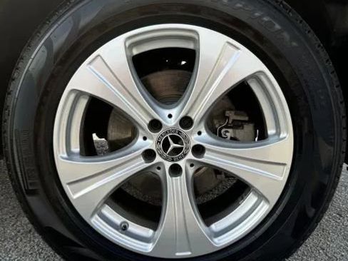 Used 2018 Mercedes-Benz GLC 300 4MATIC w/ Premium Package image 16