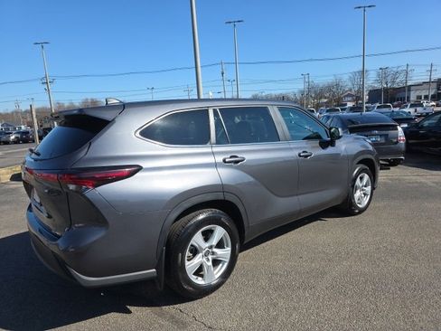 Used 2024 Toyota Highlander LE image 4