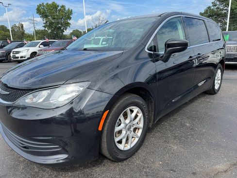 Used 2017 Chrysler Pacifica Touring FWD image 9