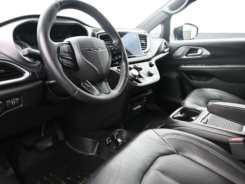 Used 2018 Chrysler Pacifica Touring-L Plus w/ Advanced Safetytec Group FWD image 10