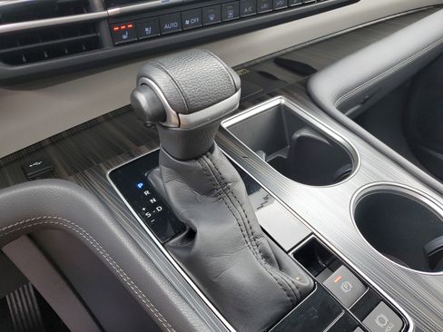 Used 2022 Toyota Sienna Limited image 32