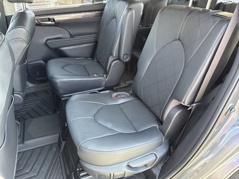 Used 2023 Toyota Highlander Platinum FWD image 22