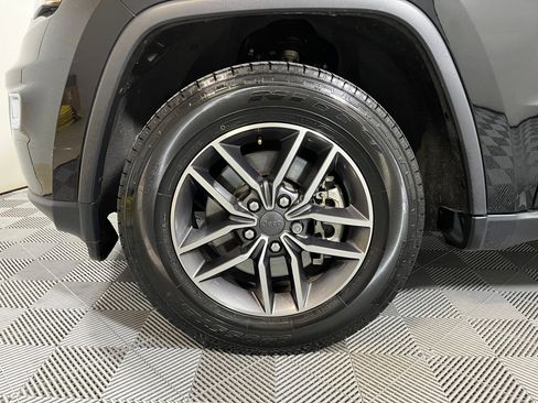 Used 2022 Jeep Grand Cherokee Limited image 9