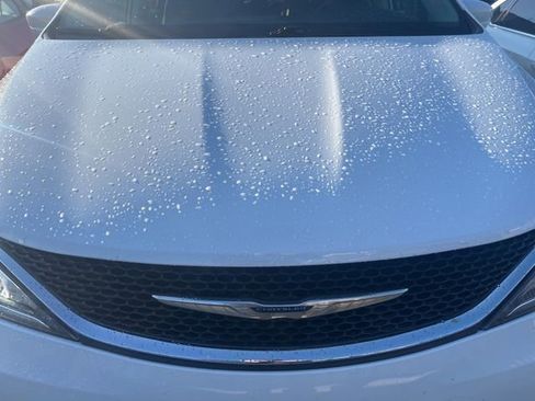 Used 2017 Chrysler Pacifica Touring-L image 9