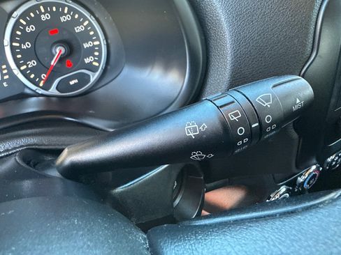 Used 2016 Jeep Renegade Latitude AWD/4WD image 28