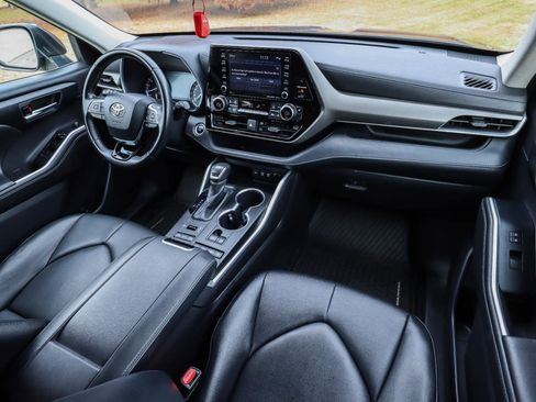 Used 2020 Toyota Highlander XLE image 37