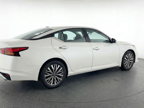 Used 2025 Nissan Altima 2.5 SV FWD image 9