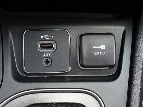 Used 2019 Jeep Cherokee Trailhawk w/ Comfort/Convenience Group AWD/4WD image 39