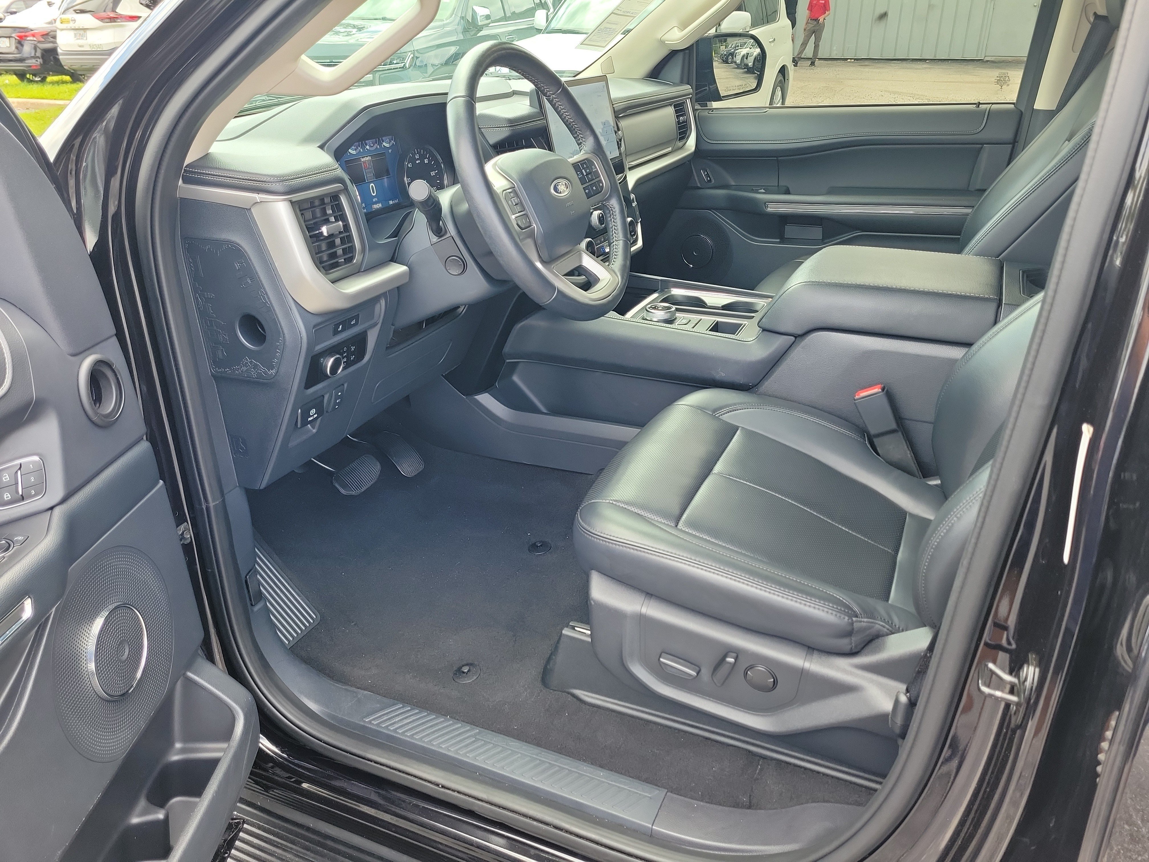 Used 2024 Ford Expedition XLT RWD image 12
