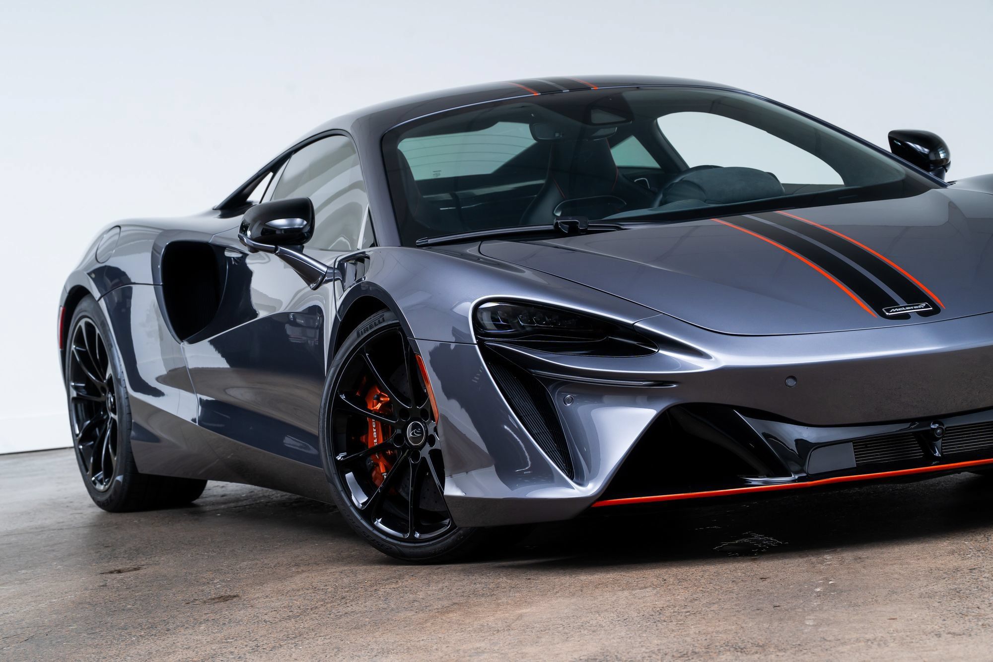 Used 2024 McLaren Artura RWD image 2