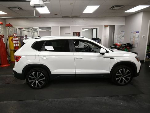 Used 2024 Volkswagen Taos SE FWD image 8