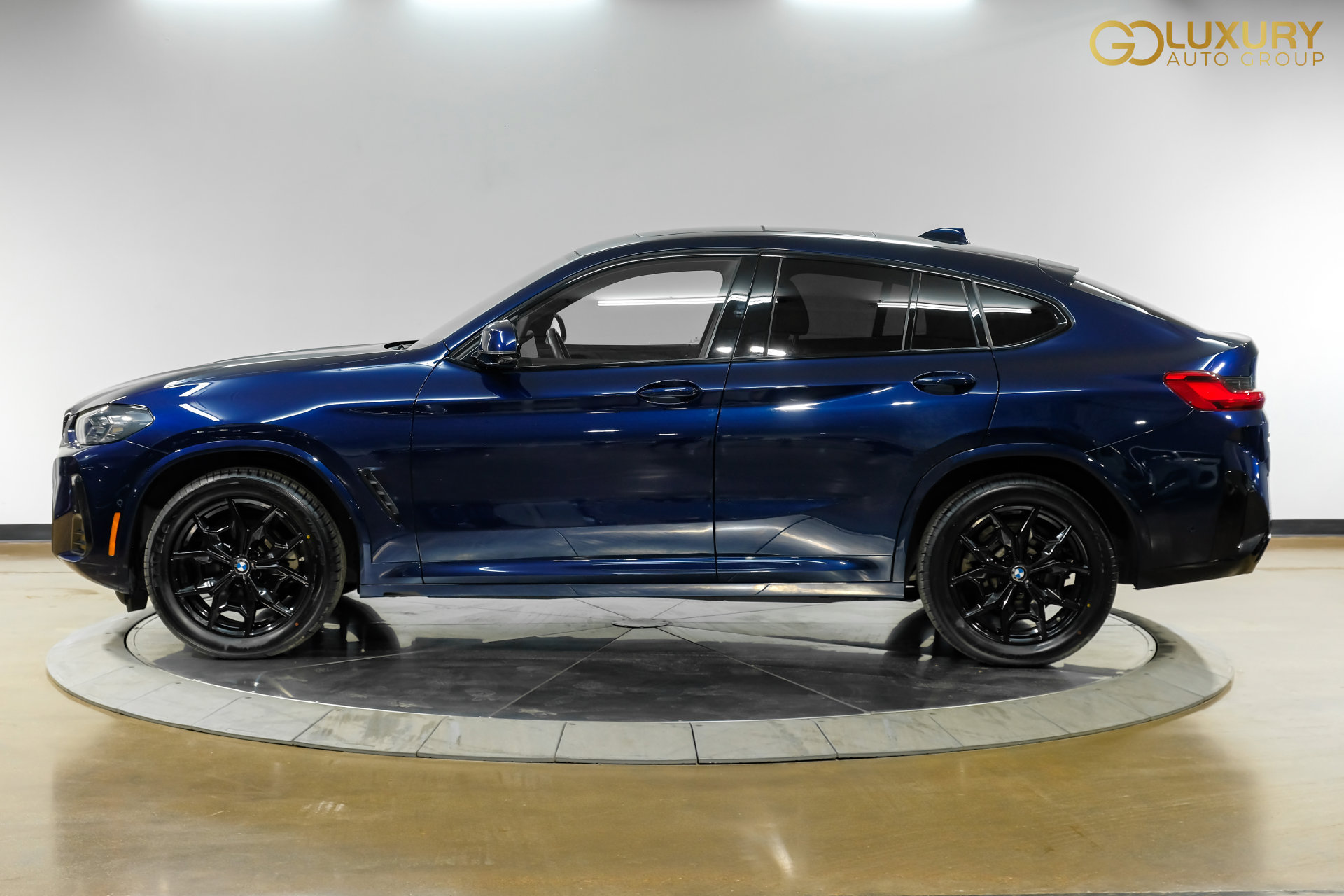 Used 2024 BMW X4 xDrive30i w/ M Sport Package AWD/4WD image 12