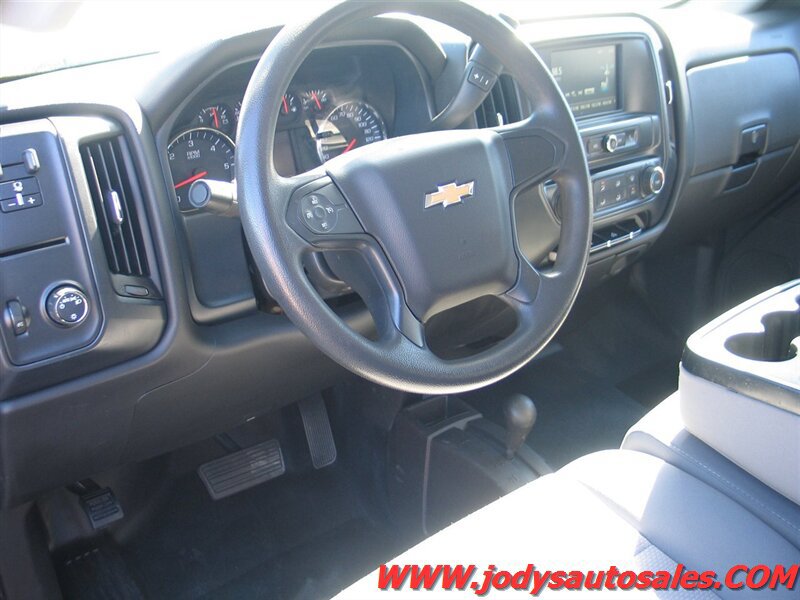 Used 2017 Chevrolet Silverado 2500 W/T AWD/4WD image 2