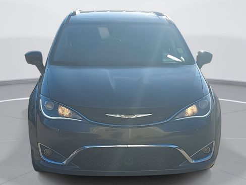 Used 2019 Chrysler Pacifica Touring-L Plus w/ Advanced Safetytec Group image 2