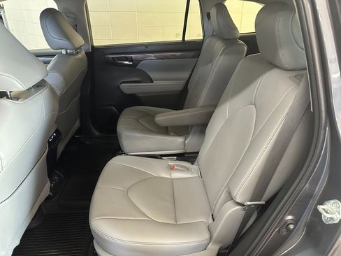 Used 2023 Toyota Highlander Limited image 35