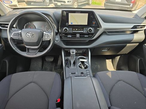 Used 2023 Toyota Highlander LE FWD image 5