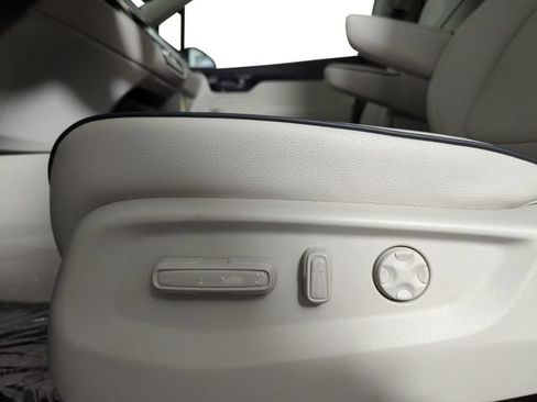 New 2026 Honda Odyssey Touring image 9