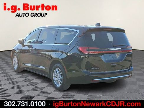 New 2026 Chrysler Pacifica Select image 3