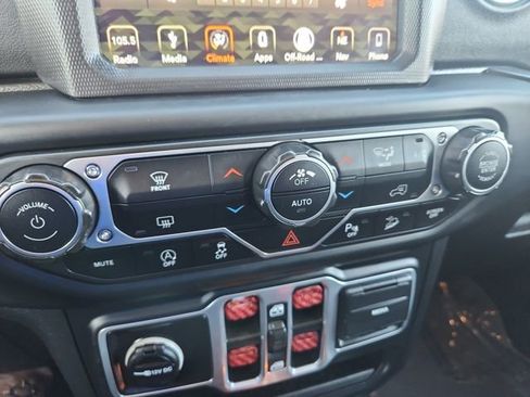 Used 2018 Jeep Wrangler Unlimited Sahara image 22