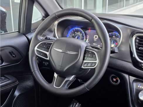 Used 2025 Chrysler Pacifica Select FWD image 48
