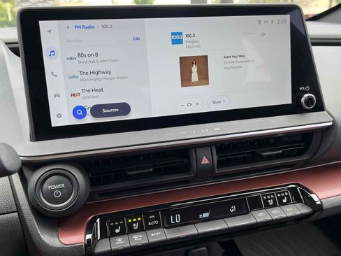 Used 2023 Toyota Prius Prime Premium FWD image 4