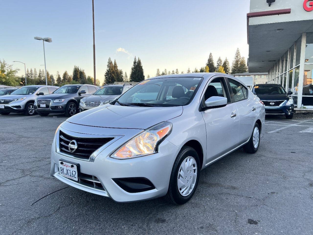 Used 2019 Nissan Versa SV FWD image 4