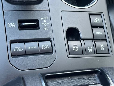 Used 2023 Toyota Highlander XLE AWD/4WD image 18