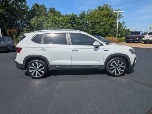 Used 2022 Volkswagen Taos SE FWD image 3