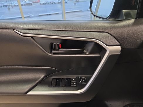 Used 2020 Toyota RAV4 LE image 11