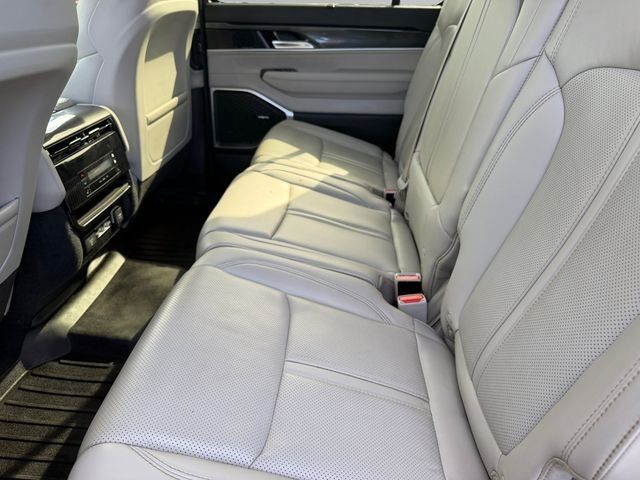 Used 2023 Jeep Wagoneer 4WD w/ Premium Group I image 11