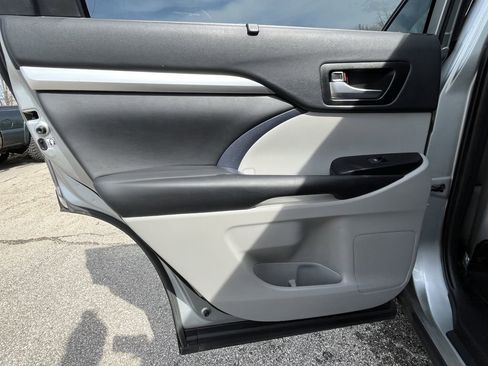 Used 2019 Toyota Highlander XLE image 16