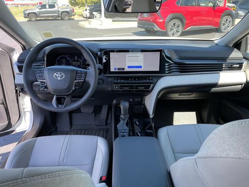 Used 2025 Toyota Camry XLE AWD/4WD image 11
