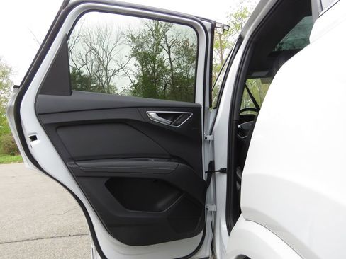 Used 2024 Audi Q4 e-tron Premium Plus AWD/4WD image 19