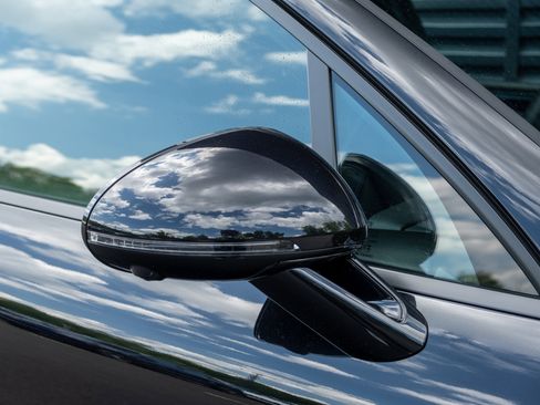 Certified 2025 Porsche Macan image 34