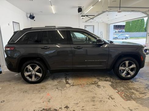Certified 2022 Jeep Grand Cherokee Limited AWD/4WD image 3