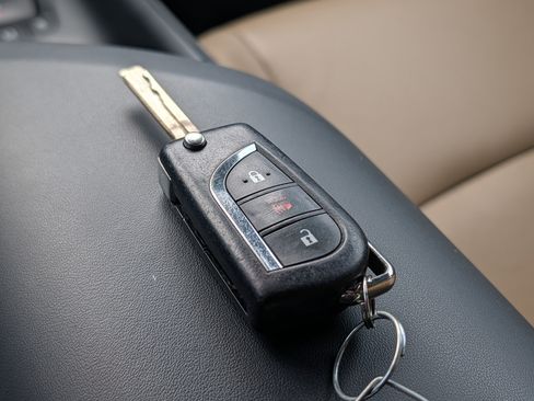 Used 2018 Toyota C-HR XLE FWD image 32