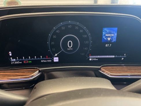 Certified 2024 Cadillac Escalade ESV Luxury image 17